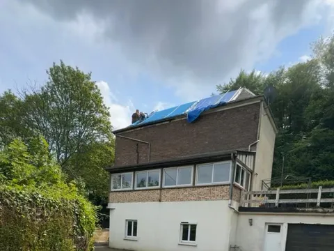 Toiture bâchée après intempérie sur une maison à Rouen, intervention Colors’Pro