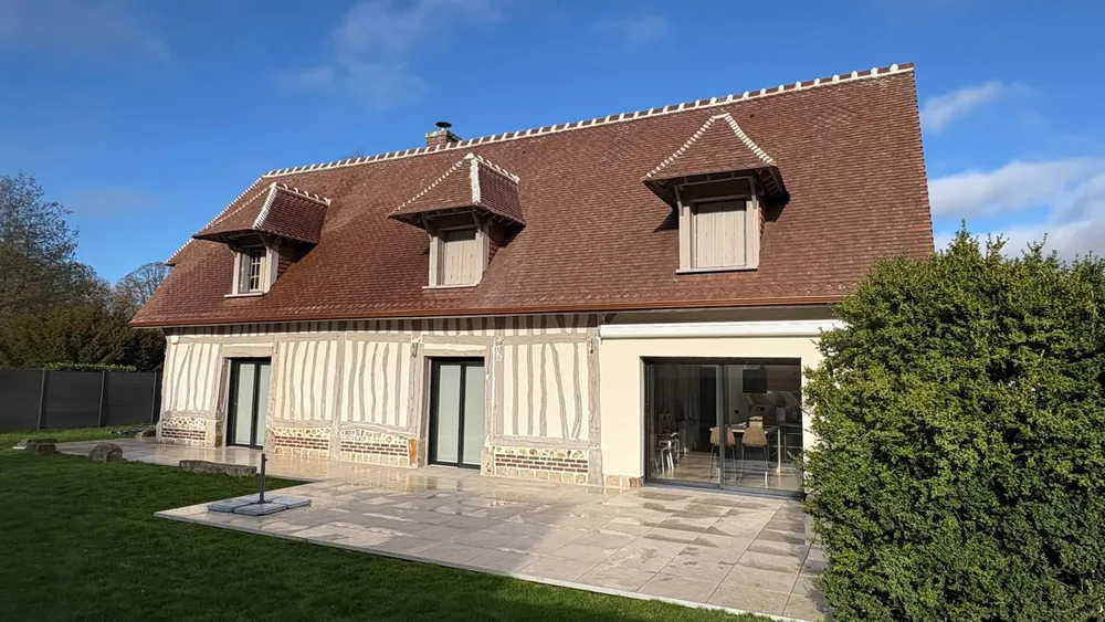 Maison à colombages de style normand à Bihorel, toiture en tuiles plates brun rouge avec trois lucarnes, après rénovation