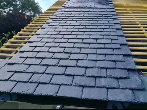 Toiture en ardoise neuve posée lors d’une réparation de toiture à Rouen par Colors’Pro